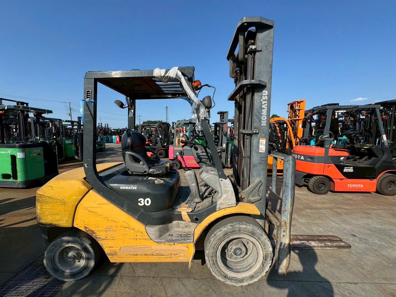 XE NÂNG DẦU 3 TẤN KOMATSU FD30C-17- 305494 Xe nâng dầu 3 tấn Komatsu FD30C-17 sẵn tại kho